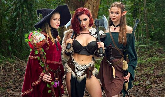 Русская девушка с красивыми сиськами нежно насаживается на член