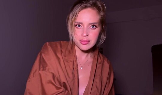 Веселая русская красотка всегда готова пососать и потрахаться