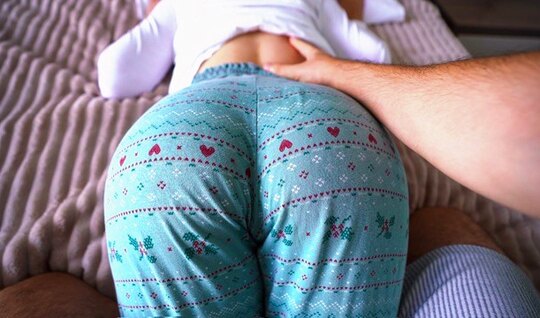 Сестра с большой попкой балдеет от массажа пилотки