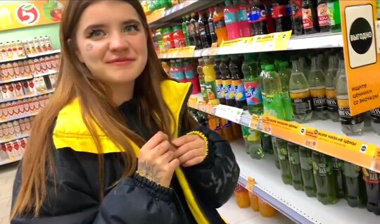 Русская телочка сосет крепкий член в первый день знакомства...