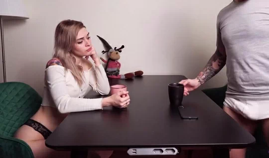 Русская девушка после разговора с другом брата раздвигает ноги и сосет...