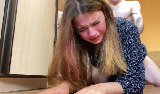 Русская телочка раком трахается с приятелем в пилотку на полу
