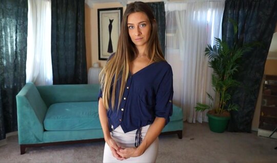 Пригласил брюнетку в гости и трахнул в киску от первого лица