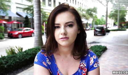 Милашка с красивыми сиськами трахнулась с незнакомцем