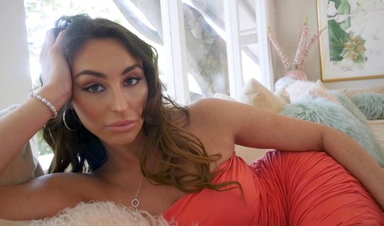 Мамка с большими сиськами в позе раком трахается с мужчиной от первого...