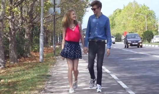 Татуированная русская девушка и ее молодой друг снимают домашнее порно