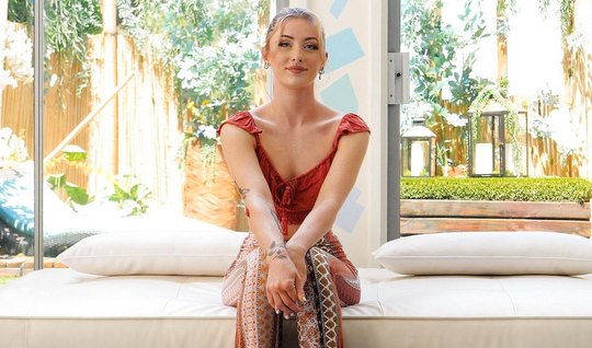 Во время кастинга худая девушка на диване прилегла и раздвигает ноги д...