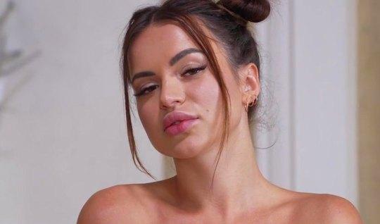 Русская девушка во время двойного проникновения испытала яркий и мощны...