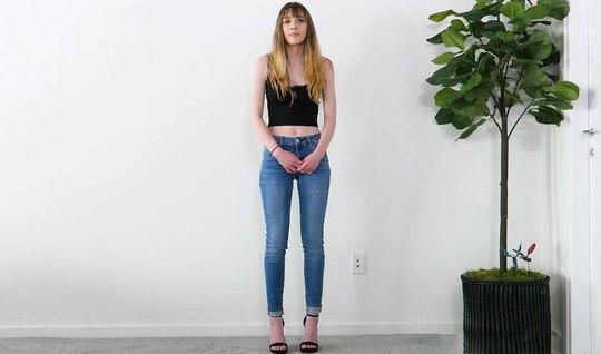 Молодая девушка во время кастинга кончает на члене возбужденного агент...