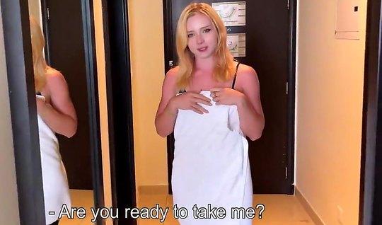 Блондинка после душа подставляет попку для русского домашнего анальног...