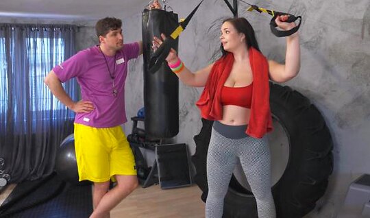 Девица в лосинах хочет трахаться в анал, а не тренироваться...