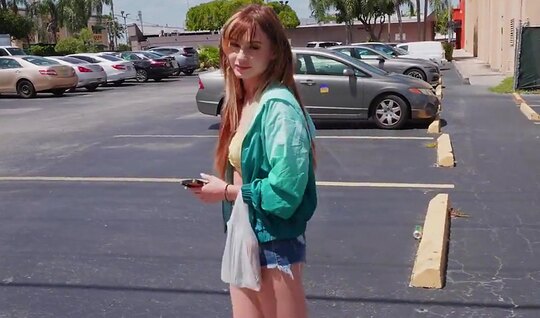 Брутальный мачо подцепил телочку и отымел ее в киску в машине...