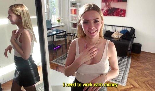 Русская телочка активно сосет горячий член парня ради денег