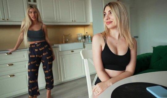 В групповом сексе парень трахает киски двух лучших подруг