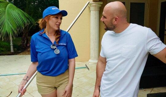 Лысый чувак прокатил на крепком члене работницу отеля