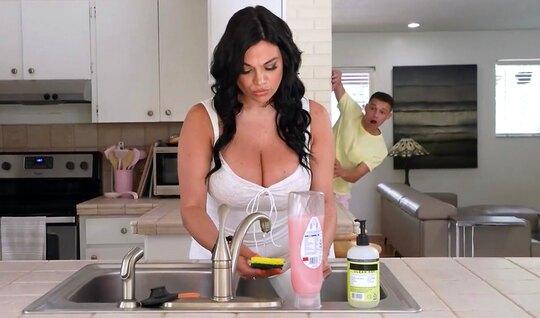 Пасынок специально подглядывал за мачехой-толстушкой...