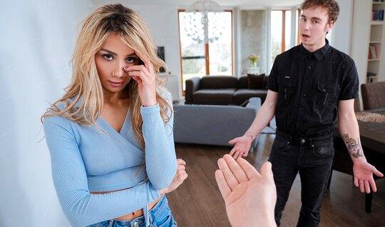 Девушка с наслаждением изменяет парню прямо у него на глазах