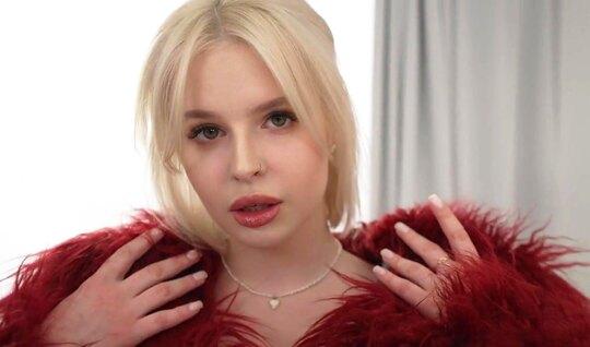 Русская сучка подставила дырочки ради двойного кайфа