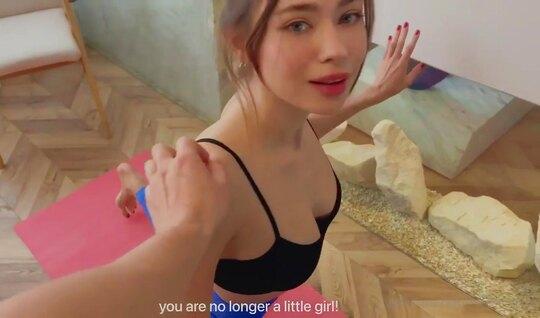 Девушка в лосинах хотела йогой заняться, а тренер сексом