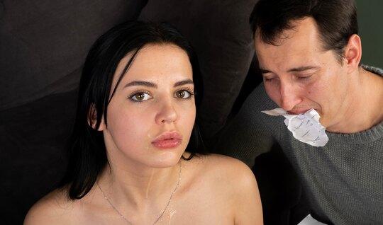 Русская телочка жарко изменяет своему парню в его присутствии