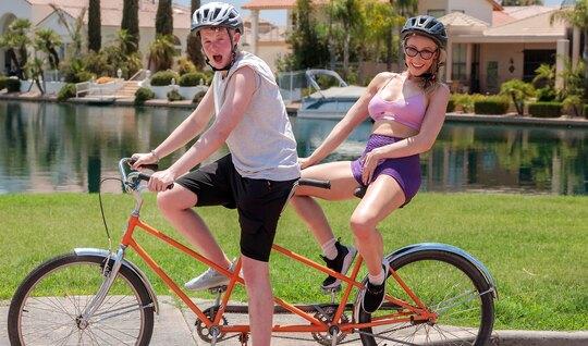 Мамка сдружилась с пасынком и устроила с ним чувственный секс