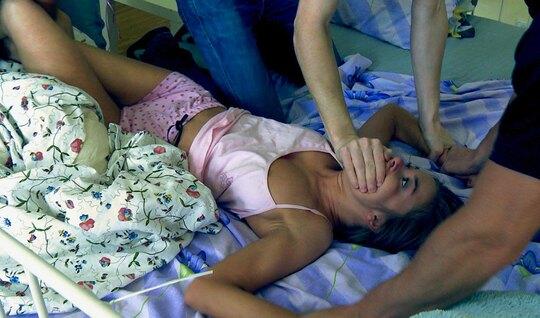 Грабители жестко трахают толпой красотку Рокси Белл во все ее дырки