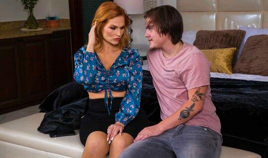 Мамка с большими дойками решила утешить пасынка сексом