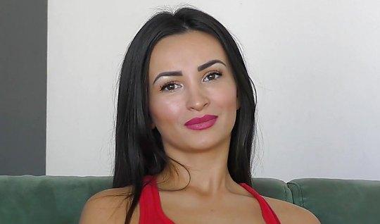 Грудастая красотка пришла на кастинг и трахнулась с незнакомцем...