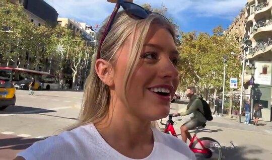 Блондинка делает минет своему приятелю в первый день знакомства