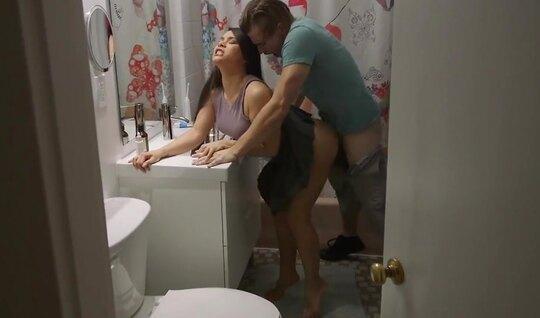 Молодая сучка отлично справляется с членами во время МЖМ секса