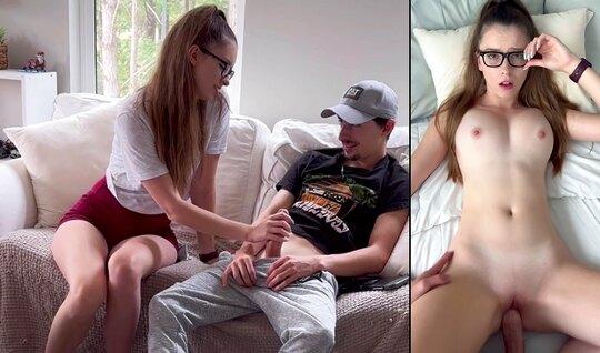 Девушка в очках гладкую киску подставила для домашнего секса