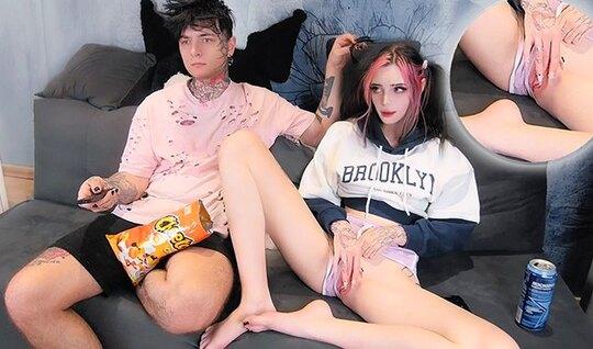 Худая девушка подставила киску для куни и жаркого секса