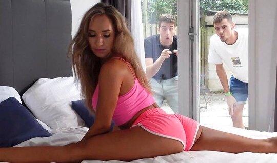 Милфа шикарной попкой заманила парней в постель на МЖМ секс