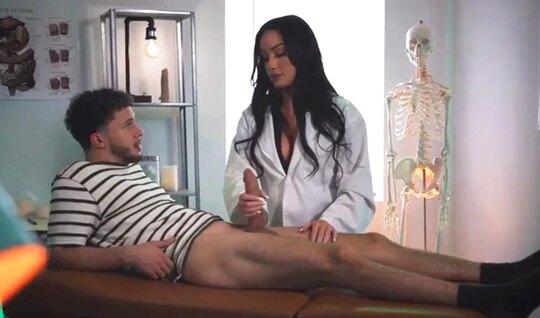 Опытная врачиха с большими дойками сделала массаж члена