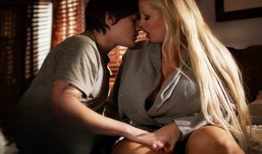 Зрелая баба умело порадовала молодого парня качественным сексом