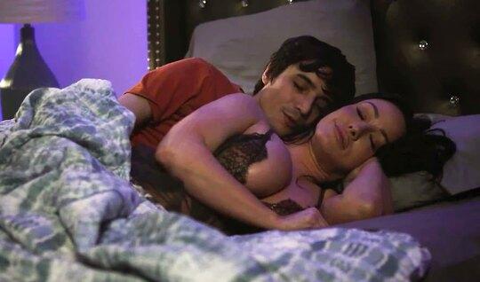 Пасынок к мамке прижался и потрогал ее классные сиськи...