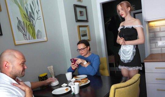 Семейная пара уговаривает русскую домработницу на тройничок