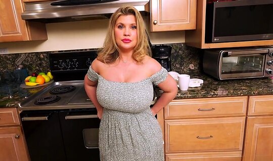 Мачеха-толстушка минетом и большими дойками подняла настроение