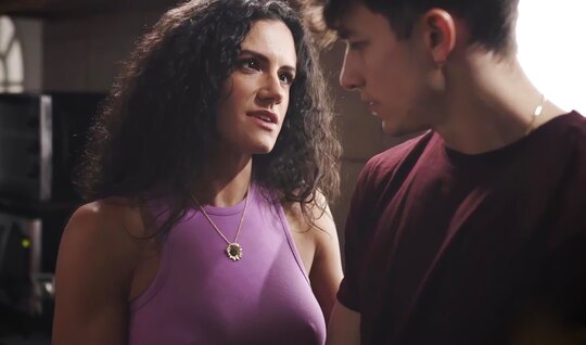 Мачеха-брюнетка смогла подарить удовольствие пасынку