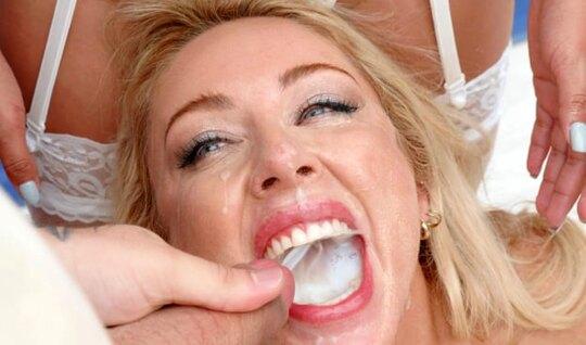 Милфа получила большое количество спермы в свой ротик