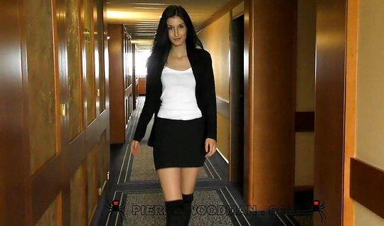 Худая брюнетка пришла показать секс-навыки на порно кастинг