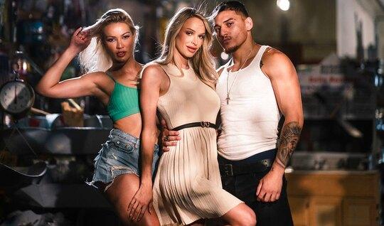 Накаченный парень с красотками устроил групповой секс