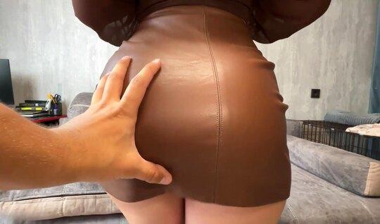 Русская девка в кожанной юбке готова пизду для траха подставить