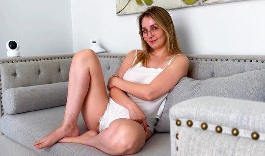 Русская милфа в очках оказалась настоящей похотливой сучкой