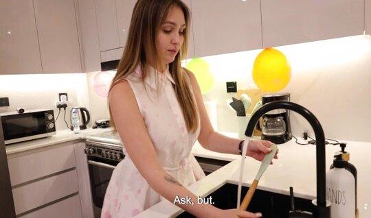 Русская домохозяйка всегда готова сделать секс-перерыв