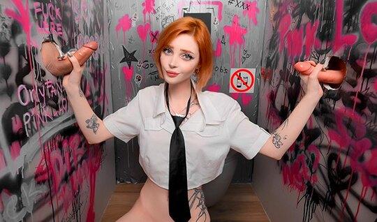 Русская рыженькая сучка ласкает большой член незнакомца