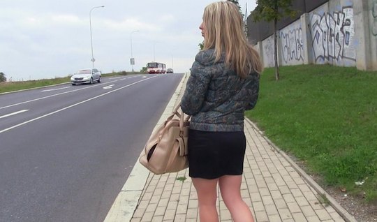 Блондинка согласилась не только на пикап, но и на секс в машине...