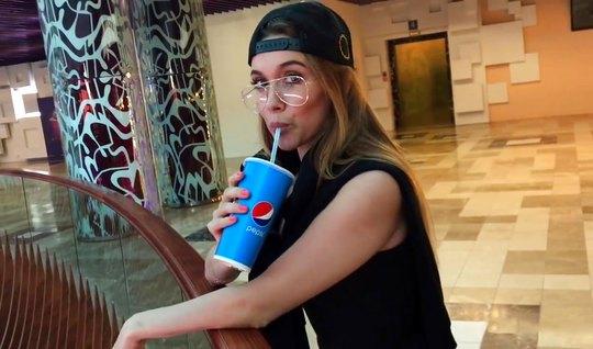 Русская красотка в очках стоит на коленях и на публике делает минет...