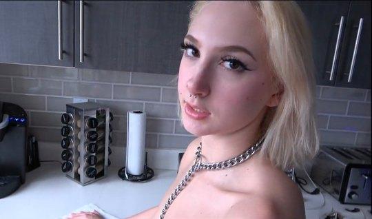 Блондинка с большими дойками прямо на камеру согласилась на домашнее п...