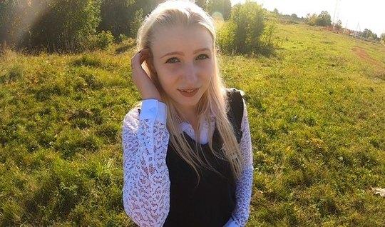 Пикапер соблазнил на природе русскую девку и у машины отодрал ее глубо...